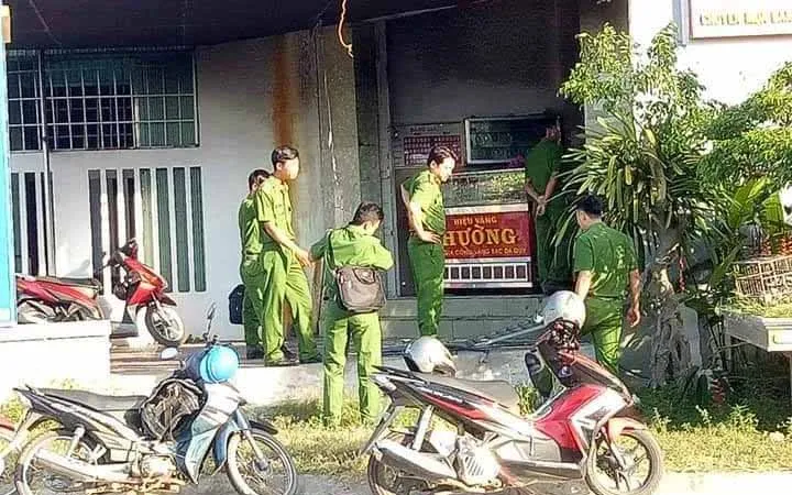 Quảng Ngãi: Mang xăng đến đốt tiệm vàng anh trai
