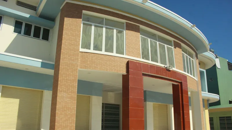 Quảng Ngãi: Xây chợ tiền tỷ, tiểu thương vẫn họp chợ ngoài đường