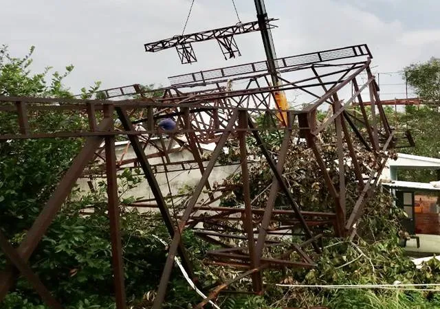 Pano quảng cáo đổ sập 3 mái nhà dân ở Quảng Ngãi