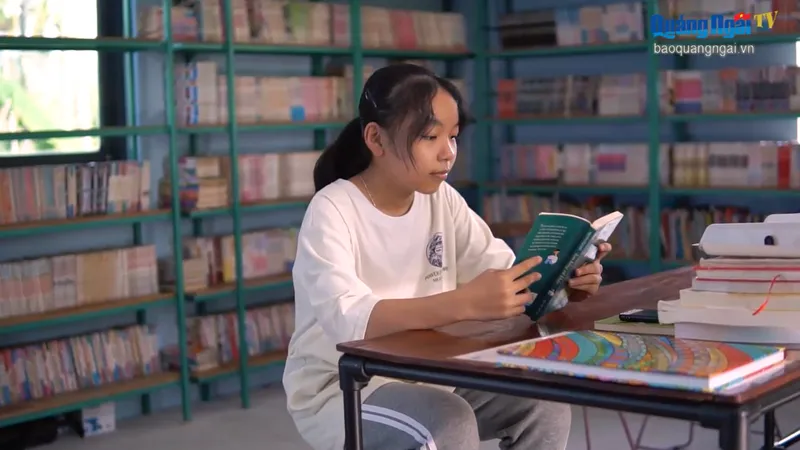 Các em học sinh trong vùng đọc sách tại thư viện xóm Đảo của anh Nguyễn Văn Pháp