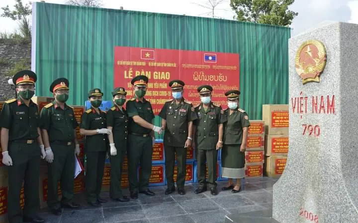 Bộ chỉ huy Quân sự tỉnh Quảng Ngãi trao tặng thiết bị y tế phòng, chống dịch Covid-19 cho tỉnh Chăm Pa Sắc (Lào)