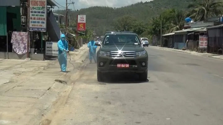 Quảng Ngãi: Huy động xe chuyên dụng phun khử khuẩn khu vực thị xã Đức Phổ