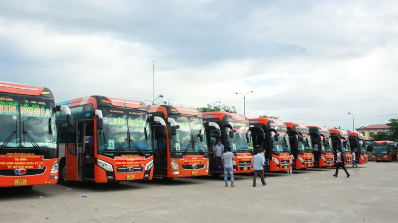 10 xe ô tô khách xuất phát từ Quảng Ngãi vào TPHCM đón người dân về quê