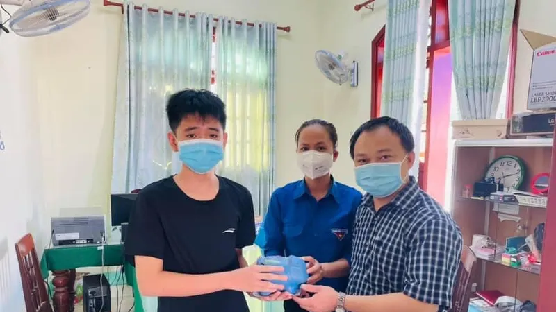 Học sinh Quảng Ngãi góp heo đất ủng hộ chống dịch Covid-19