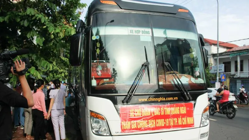 Nhiều địa phương miền Trung đưa đoàn y, bác sĩ tình nguyện tham gia hỗ trợ TPHCM chống dịch Covid-19