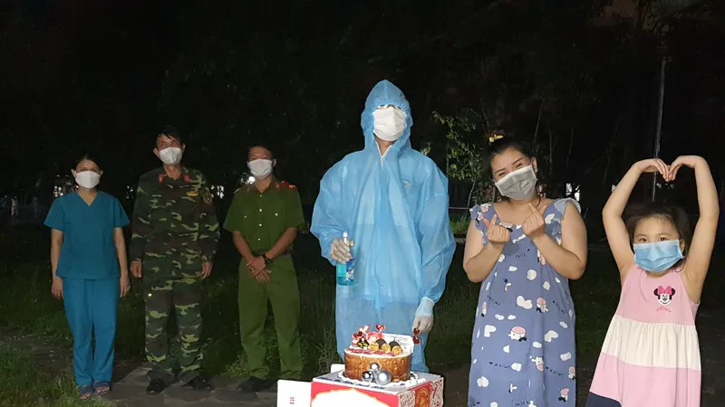 Chiếc bánh sinh nhật đặc biệt trong khu cách ly