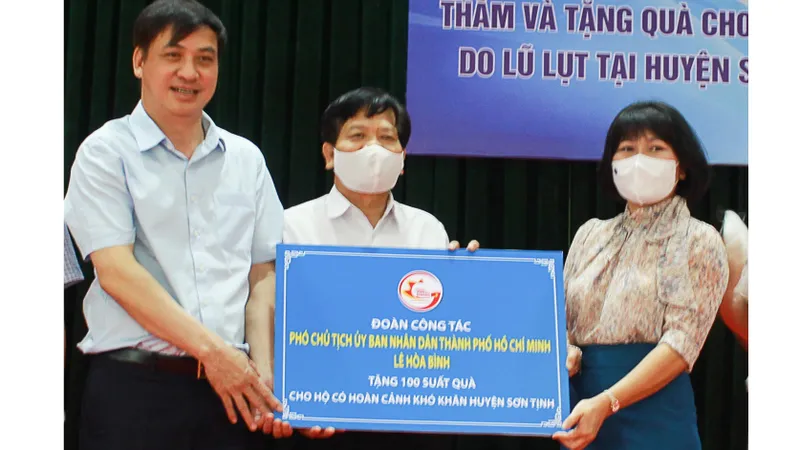 Đoàn công tác Ban Thường vụ Thành ủy TPHCM tặng 100 suất quà cho hộ nghèo, thiệt hại lũ lụt tại Quảng Ngãi