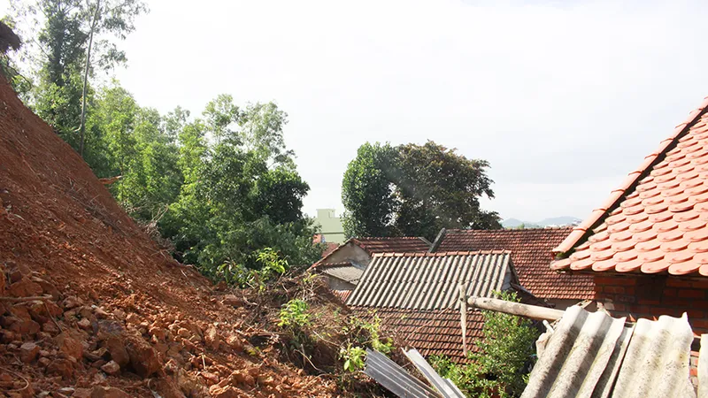Quảng Ngãi: Nguy hiểm sạt lở núi ở thị trấn Châu Ổ