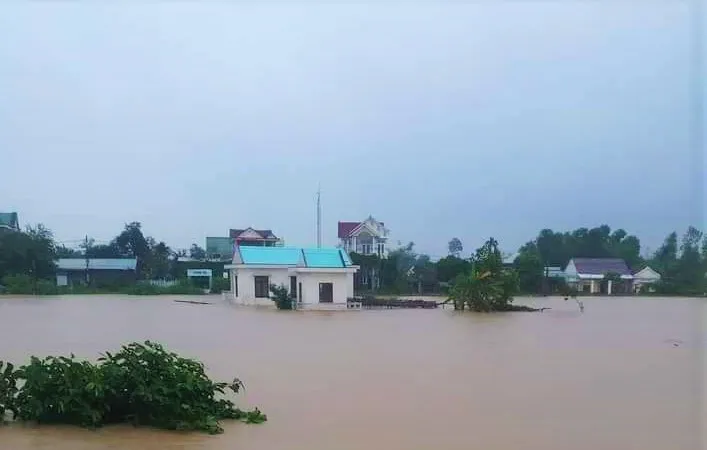 Quảng Ngãi: Mưa lớn gây ngập hàng trăm nhà ven sông Trà Câu