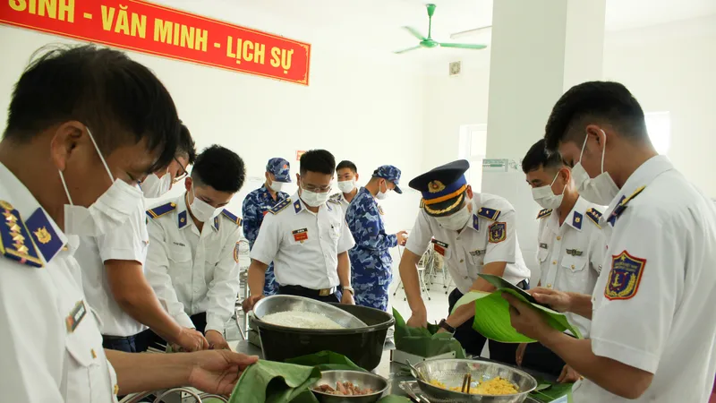 Chiến sĩ Cảnh sát biển gói bánh chưng đón Tết Nguyên đán Nhâm dần 