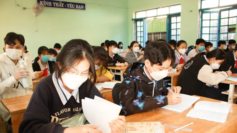 Học sinh Quảng Ngãi phấn khởi trở lại trường học sau thời gian dài học trực tuyến vì dịch Covid-19