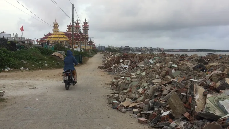 Huyện Lý Sơn cấm đổ phế thải xây dựng tại tuyến đường đi qua chùa Đục và đền thờ Phật Mẫu