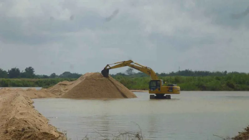 Quảng Ngãi: Nhiều sai phạm trong cấp phép khai thác cát, đất