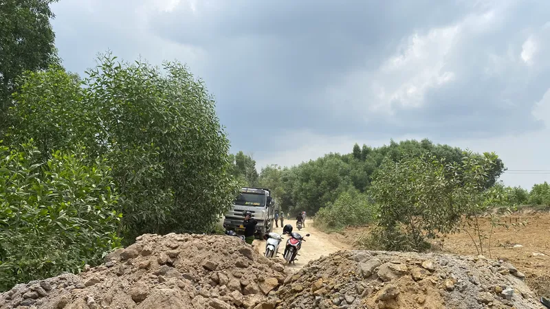 Chủ tịch tỉnh Quảng Ngãi yêu cầu làm rõ vụ phóng viên bị người mỏ đất uy hiếp, cản trở tác nghiệp
