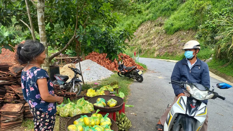 Cuối tuần, đi “chợ” của người Cor trên đỉnh đèo Eo Chim