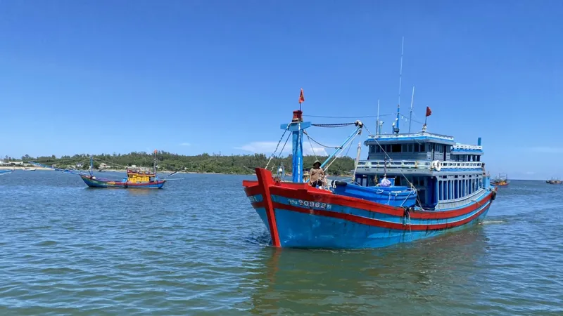 Xác minh vụ tàu cá Quảng Ngãi bị ca nô nước ngoài bắn trọng thương