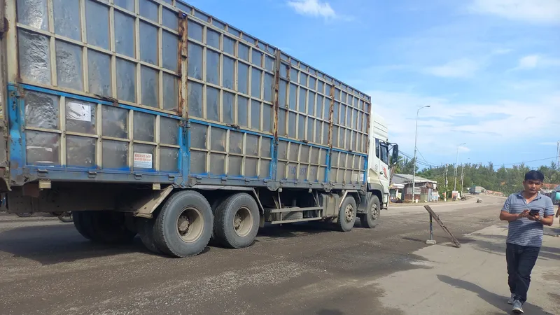 Quảng Ngãi: Thi công đường gây ô nhiễm, người dân bức xúc