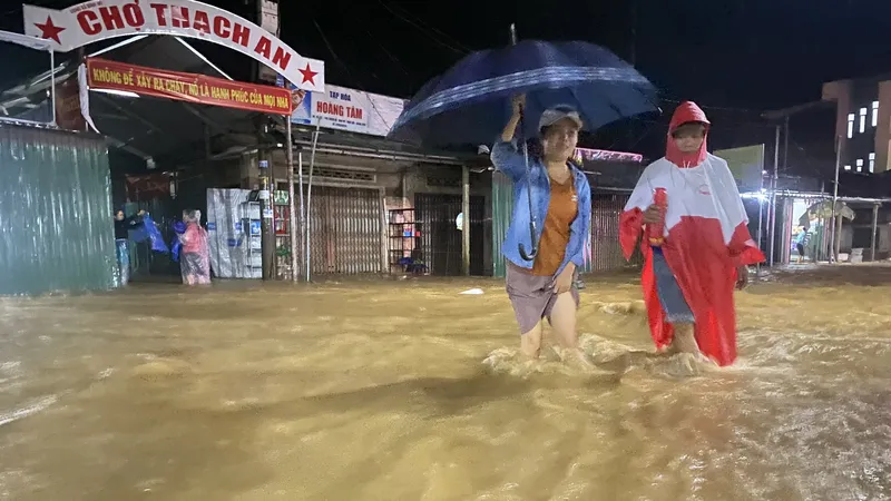 Quảng Ngãi: Di dời, sơ tán trong đêm người dân các vùng ngập sâu, nguy cơ sạt lở