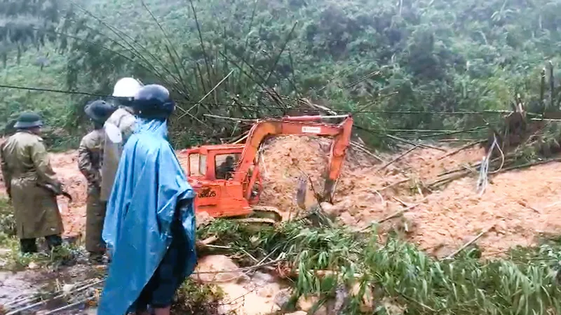 Chủ tịch UBND tỉnh Quảng Ngãi đang đến hiện trường vụ sạt lở thủy điện Kà Tinh