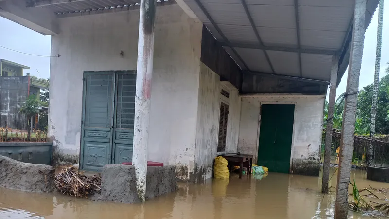 Sáng 11-10, nhiều nơi ở Quảng Ngãi vẫn còn ngập, lũ rút chậm