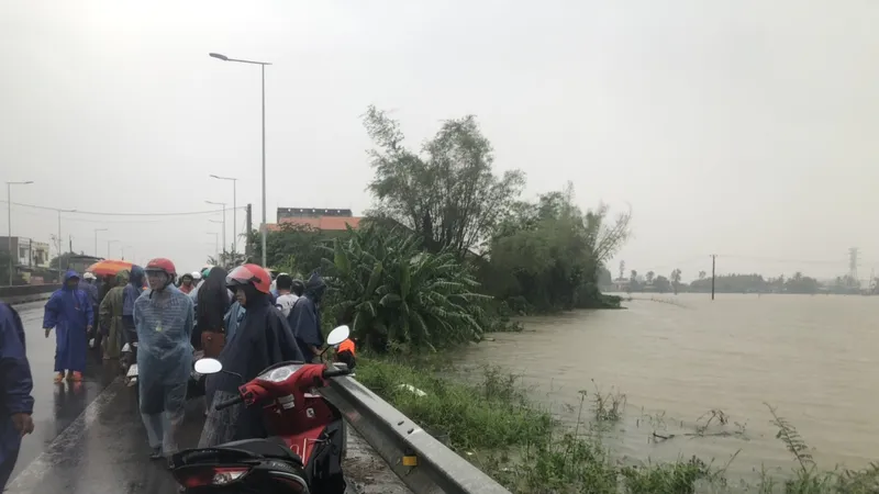 Quảng Ngãi: Lấy xuồng đi thả lưới, cứu được 2 người, 1 mất tích