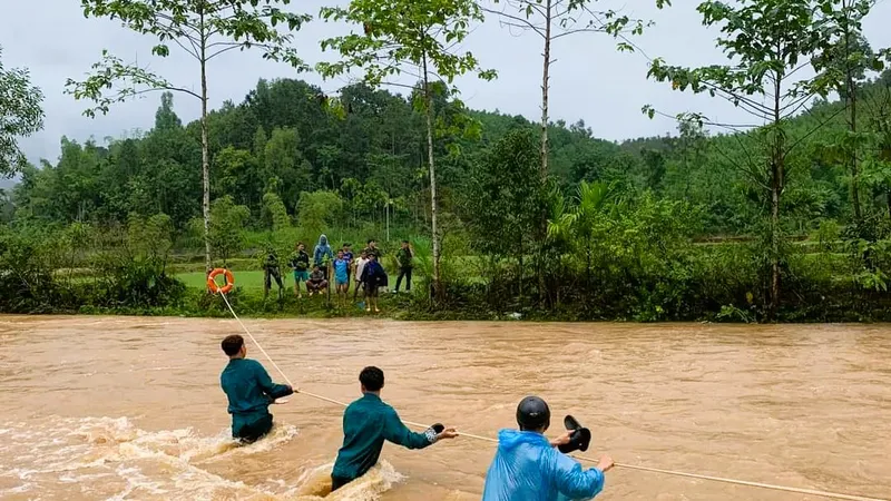 Quảng Ngãi: Chiến sĩ băng rừng, đu dây vượt suối cứu hàng chục người trong lũ
