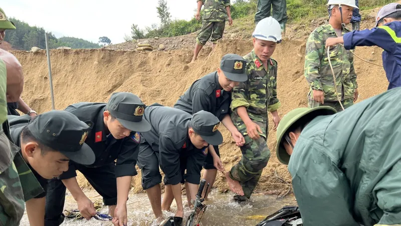 Tìm thấy chiếc xe máy của kỹ sư mất tích trong vụ sạt lở thủy điện Kà Tinh (Quảng Ngãi)