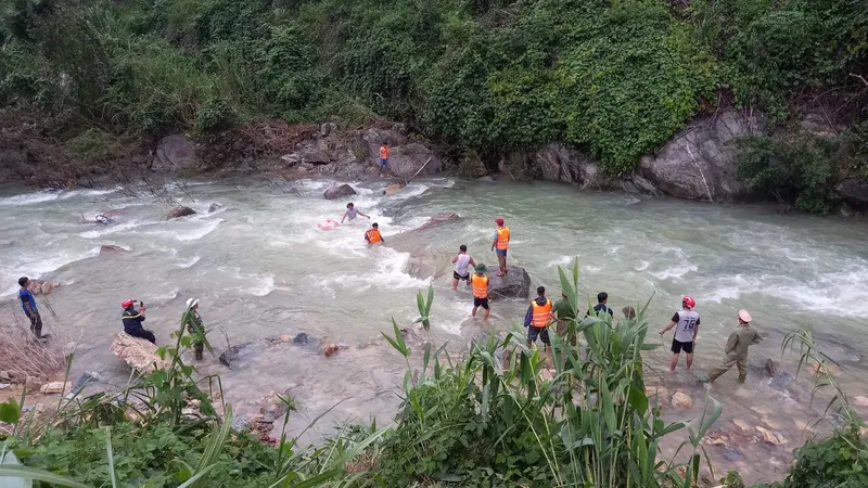 Quảng Ngãi: Mở rộng tìm kiếm kỹ sư mất tích trong vụ sạt lở đất toàn khu vực dọc sông Trà Bồng