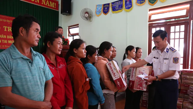 Cảnh sát biển hỗ trợ người dân miền núi Quảng Ngãi khắc phục hậu quả mưa lũ