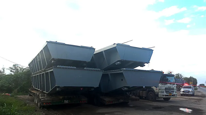 Quảng Ngãi: Tạm giữ 3 xe đầu kéo chở hàng “khủng” không có giấy phép