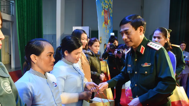 Bộ trưởng Bộ Quốc phòng tặng quà tết cho người dân Quảng Ngãi