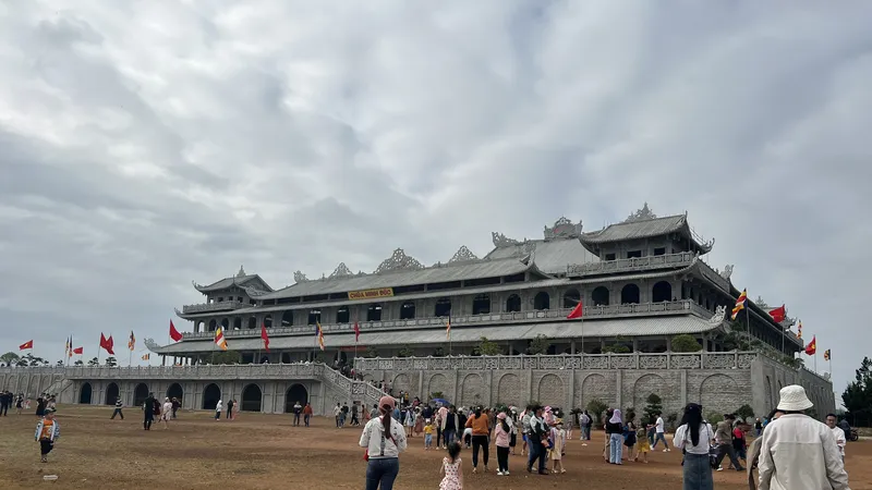 Người dân đổ dồn đến tham quan Chùa Minh Đức 