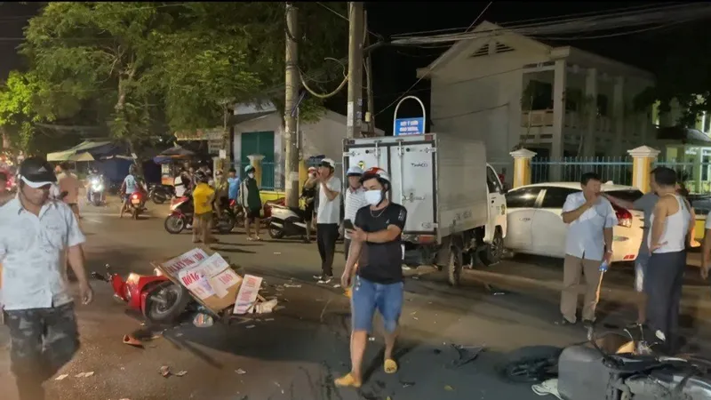 Quảng Ngãi: Xe tải mất lái tông hàng loạt xe máy gần trường tiểu học