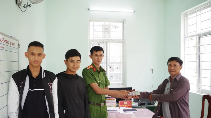 Quảng Ngãi: Hai thanh niên nhặt được hơn 50 triệu đồng trả lại cho người đánh rơi