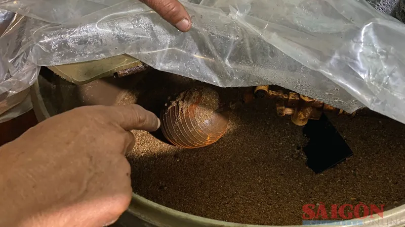 Người dân sử dụng máy lọc nước để lọc cặn phèn