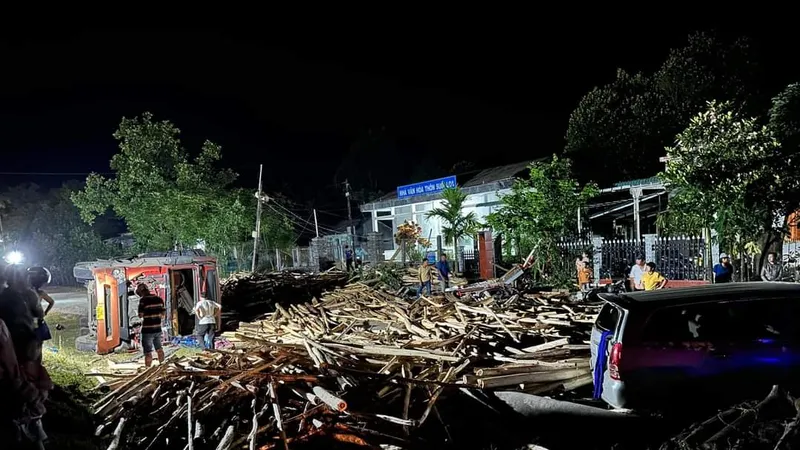 Lật xe tải chở gỗ keo, 6 người bị thương