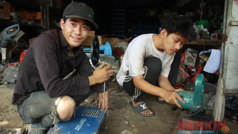 Nghị lực chàng trai khuyết tật mở tiệm sửa điện cơ