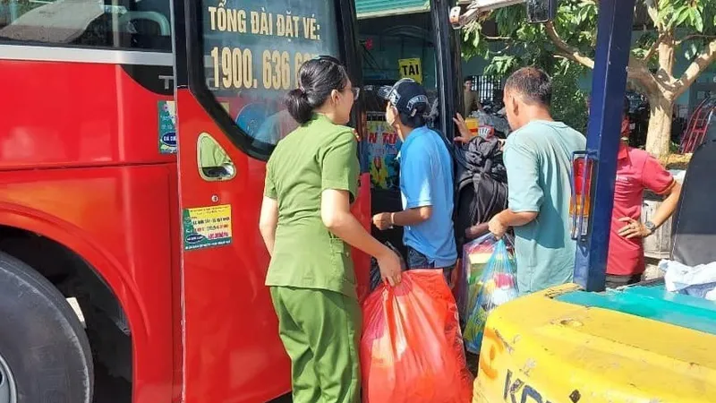 Công an Quảng Ngãi đưa một người câm điếc đi lạc gần 1.000km về nhà