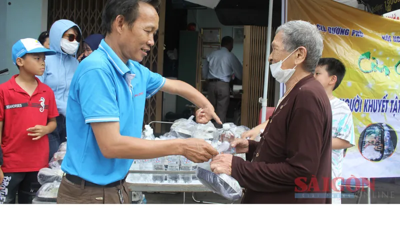 Mát lòng những suất cơm trưa miễn phí giữa đường phố Quảng Ngãi