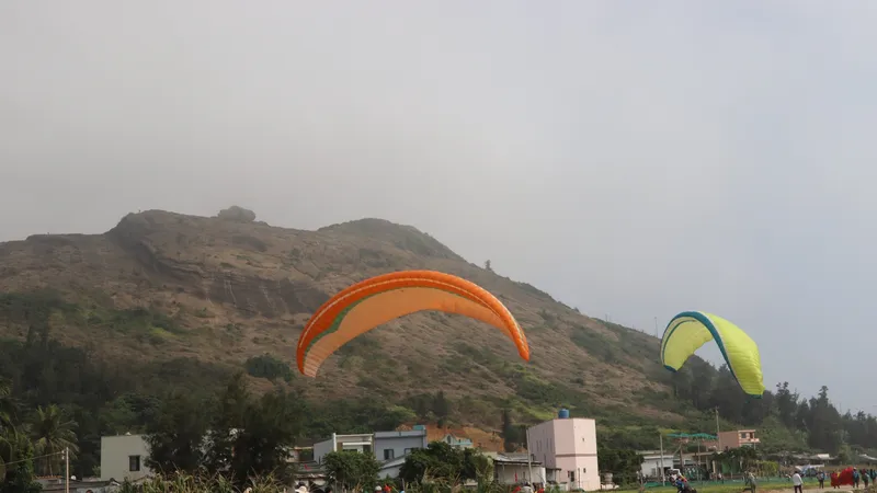 Giải Dù lượn hạ cánh chính xác Việt Nam mở rộng năm 2023 trên đảo Lý Sơn