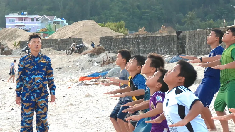 Đặc công Hải quân dạy bơi cho trẻ em đảo Lý Sơn