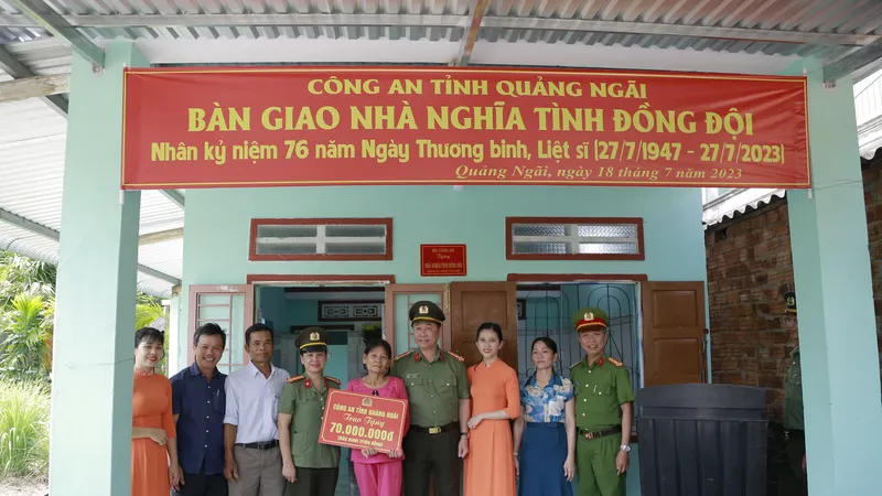 Công an tỉnh Quảng Ngãi bàn giao nhà nghĩa tình đồng đội cho gia đình liệt sĩ