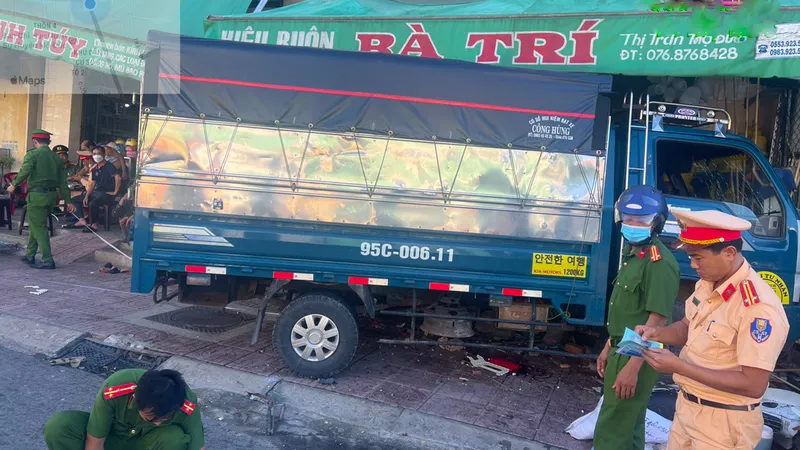 Quảng Ngãi: Xe tải tông vào nhà dân, 2 người tử vong