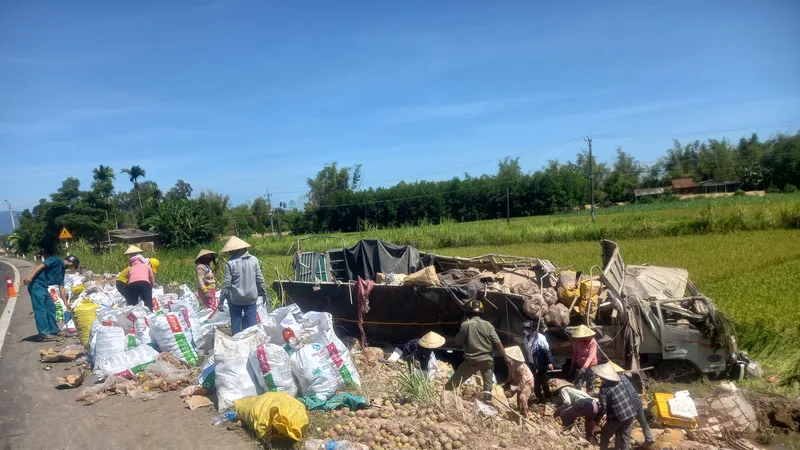 Lật xe tải, đoàn thanh niên và người dân giúp tài xế thu gom trái cây bị đổ 