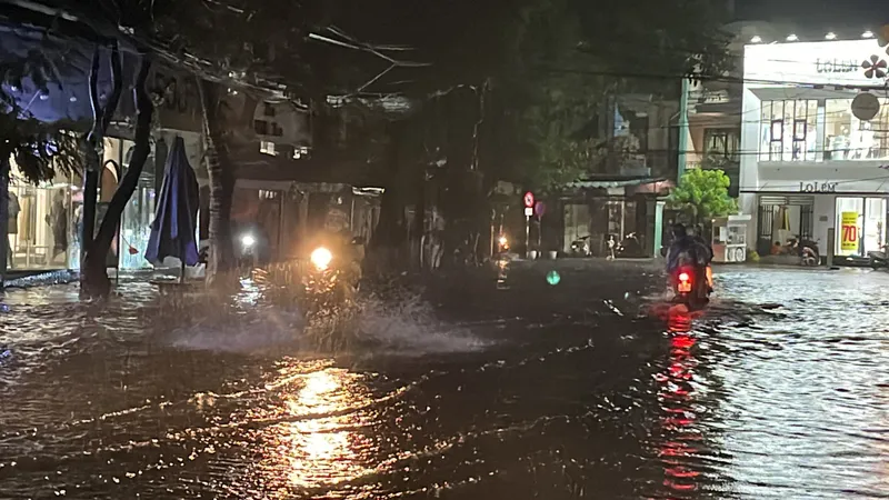 Mưa lớn gây ngập sâu nhiều tuyến đường ở TP Quảng Ngãi