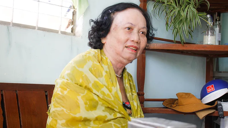 Tấm dù ngụy trang theo bà Hiền trong những năm tháng kháng chiến. Ảnh: NGUYỄN TRANG