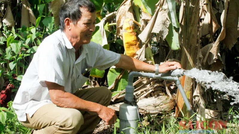 Người "gánh" nước cho làng