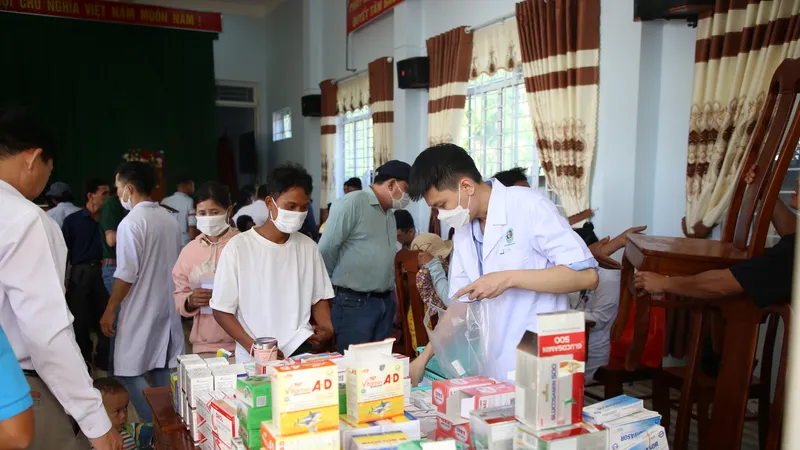 Khám bệnh, phát thuốc miễn phí miền núi tỉnh Quảng Ngãi