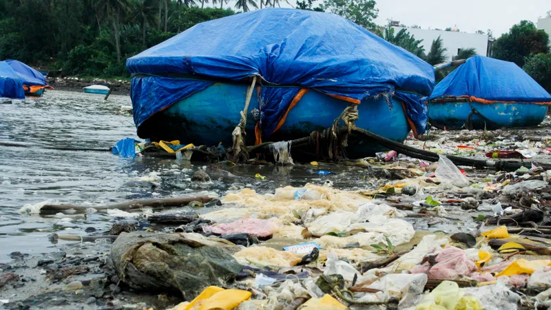 Quảng Ngãi: Mưa lớn, rác tràn ngập bãi biển