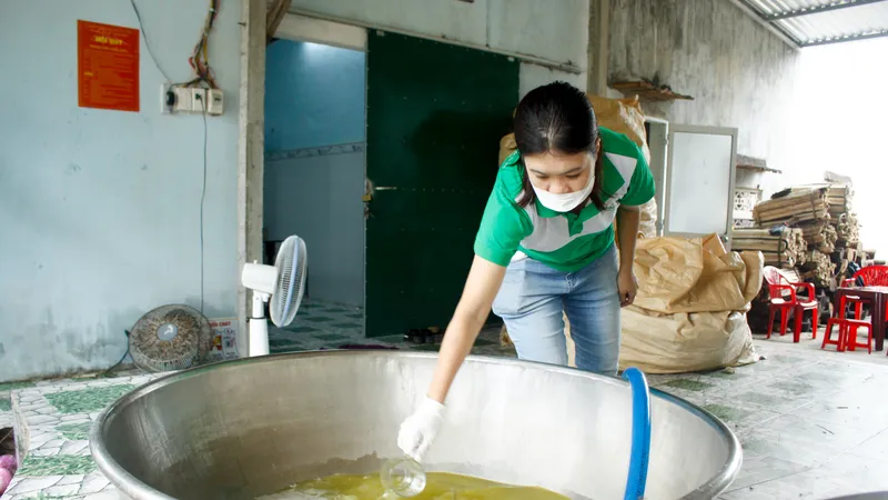 Quảng Ngãi: 8X hồi sinh nghề làm mật mía
